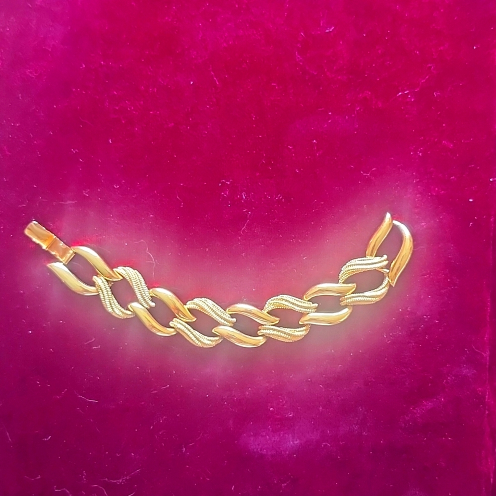 NAPIER Gold Tone link bracelet